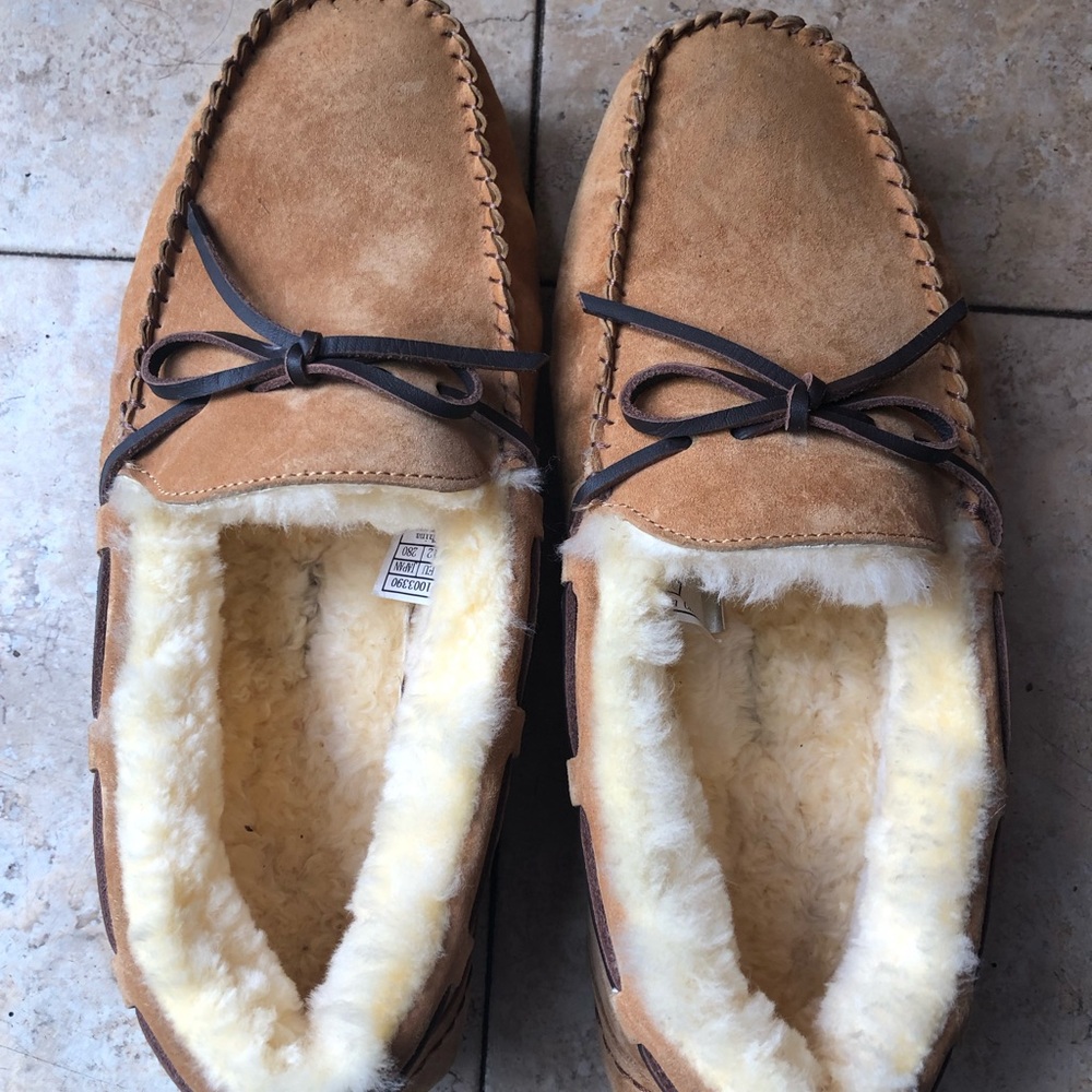UGG DAKOTA MOCCASINS